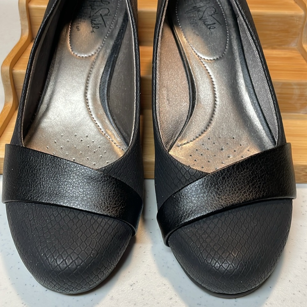 LifeStride Soft System 1-inch pumps, black, reptile pattern, Size 8M, like new. - Picture 3 of 12